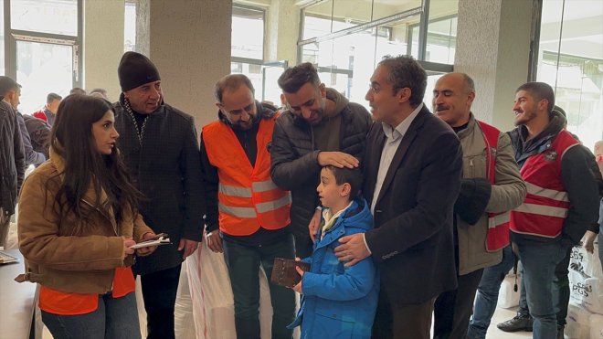 Hakkari'den depremden etkilenen bölgelere yardımlar sürüyor