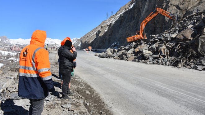 Hakkari'de kara yoluna düşen kaya parçalarının kaldırılması için çalışmalar sürüyor