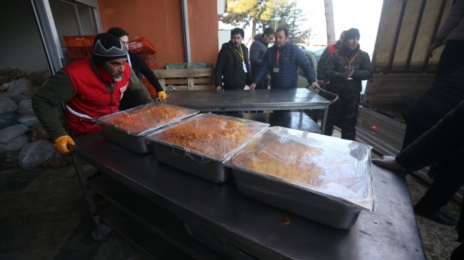 Türk Kızılay, Malatya'da günde 30 bin depremzedeye sıcak yemek dağıtıyor