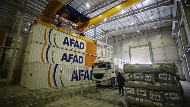 AFAD'ın Muş'taki lojistik deposundan deprem bölgesine yardım malzemeleri gönderiliyor