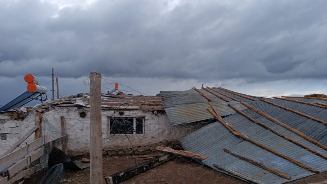 Ardahan'da şiddetli rüzgar çatıları uçurdu