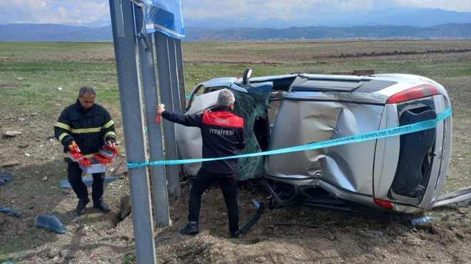 Bingöl'de tabelaya çarpan otomobilin sürücüsü yaralandı