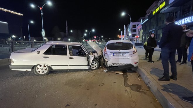 Elazığ'da otomobil park halindeki araçlara çarptı, 2 kişi yaralandı