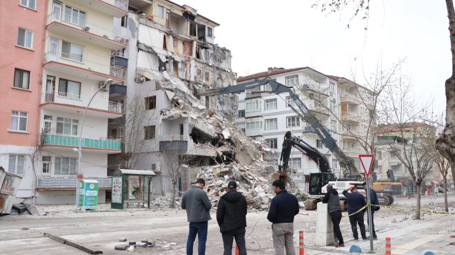 Malatya'da ağır hasarlı binaların yıkım işlemleri sürüyor