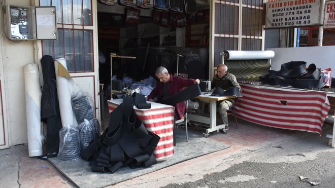 Depremzede esnaf hasarlı dükkanlarının önünde çalışıyor