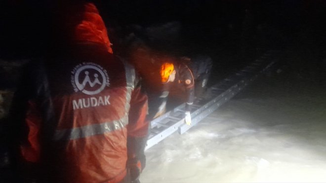 Tunceli'de taşan dereden geçemeyen 2 köylü ile keçileri ekiplerin desteğiyle kurtarıldı