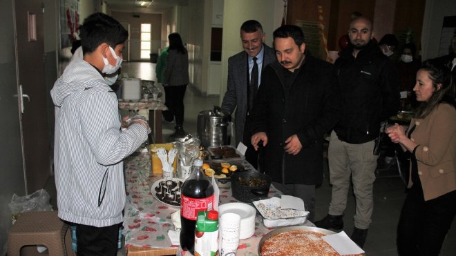 Van'da lise öğrencileri depremzedeler için kermes düzenledi