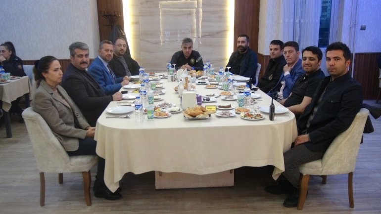 Ağrı Emniyet Müdürü Aydın, iftarını polislerle birlikte açtı1