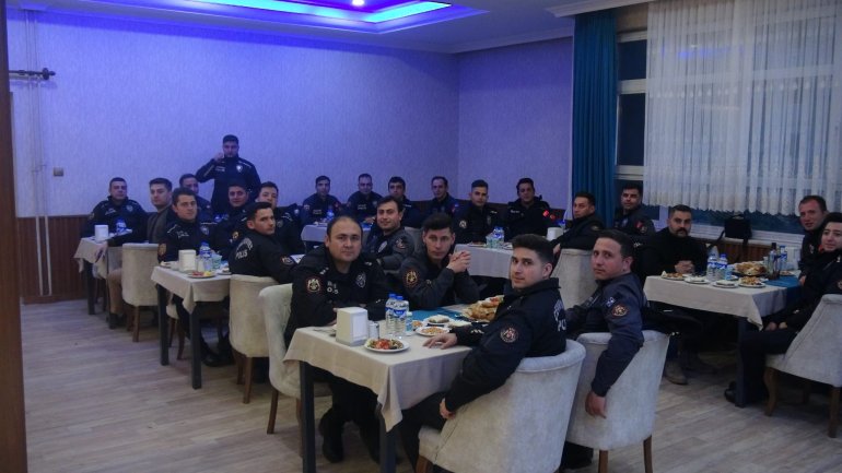 Ağrı Emniyet Müdürü Aydın, iftarını polislerle birlikte açtı2