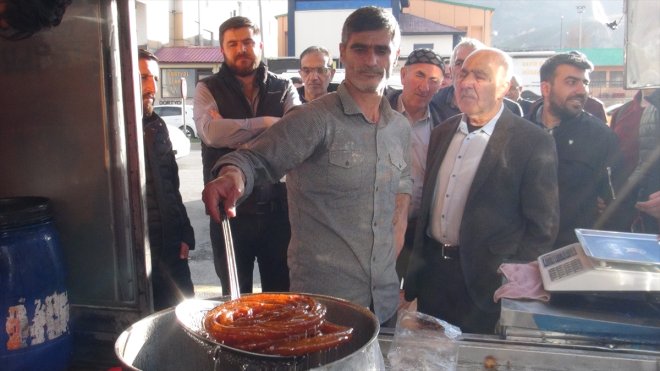 Şanlıurfalı depremzede tatlıcı, mesleğini Tatvan'da sürdürüyor