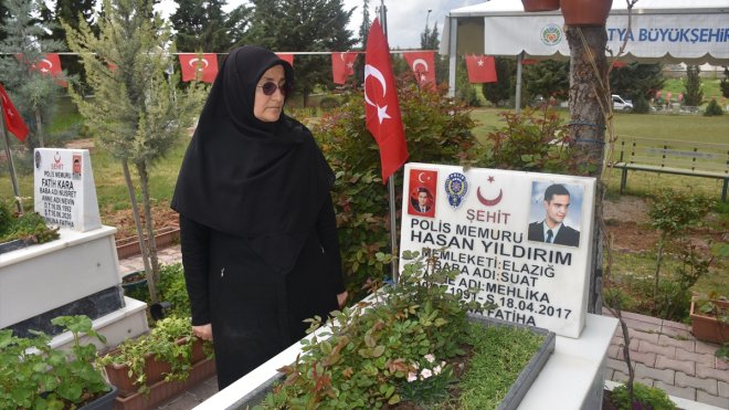 Depremzede şehit annesi, oğlunun mezarını iki ay sonra ziyaret edebildi