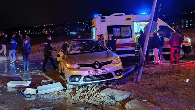 Elazığ'da tır ile çarpışan otomobildeki 3 kişi yaralandı