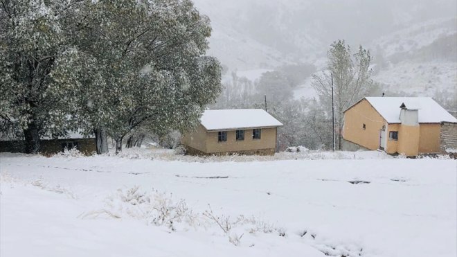 Erzincan'nın yüksek kesimlerinde kar yağışı etkili oldu