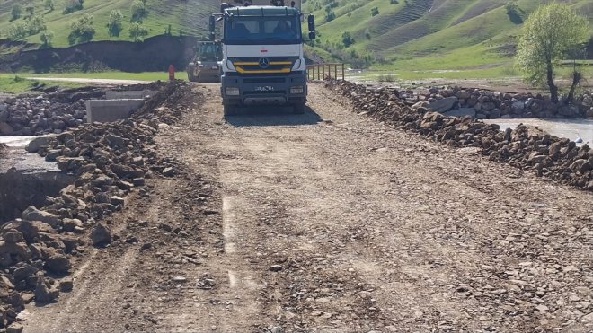 Hakkari'de sağanağın zarar verdiği yollarda onarım çalışması başlatıldı