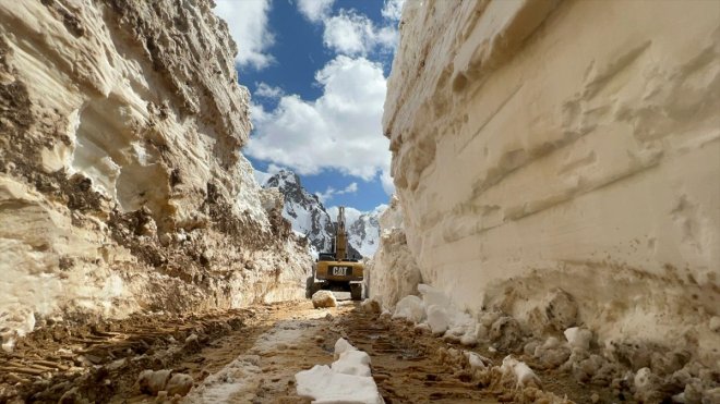 Hakkari'de ekipler nisanda da metrelerce karla mücadele ediyor