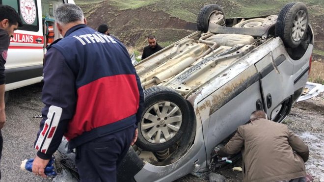 Hakkari-Van kara yolunda takla atan araçtaki 6 kişi yaralandı