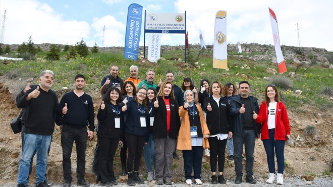 Dokuz Eylül Üniversitesi Malatya Hatıra Ormanı'nda ilk fidanlar toprakla buluştu