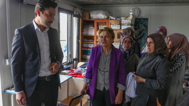 Malatya'da depremzede kadınlar üreterek afetin etkisini unutmaya çalışıyor