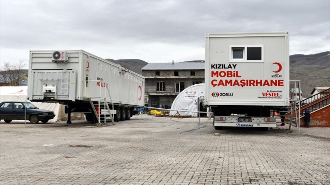 Türk Kızılayın hijyen tırları Malatya'nın kırsal mahallelerinde depremzedelere hizmet veriyor