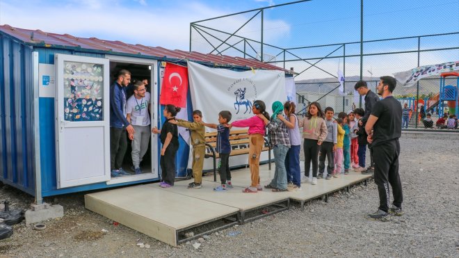 Malatyalı depremzede çocuklar, "gönüllü" akademisyenler ve öğrencilerle hayata tutunuyor