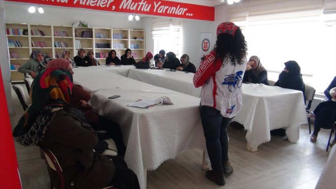 Tatvan'daki kadınlara çevre temizliği ve doğayı koruma semineri verildi