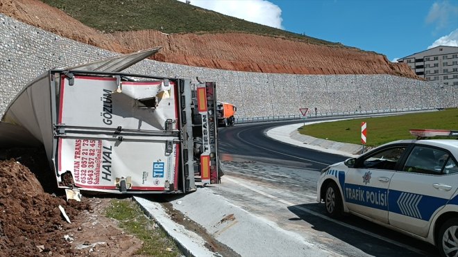 Bitlis'te devrilen pamuk yüklü tırın sürücüsü yaralandı