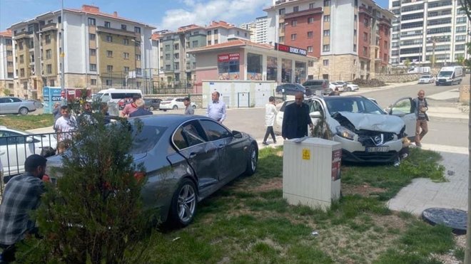 Elazığ'da trafik kazasında MHP'nin milletvekili adayının da aralarında bulunduğu 4 kişi yaralandı