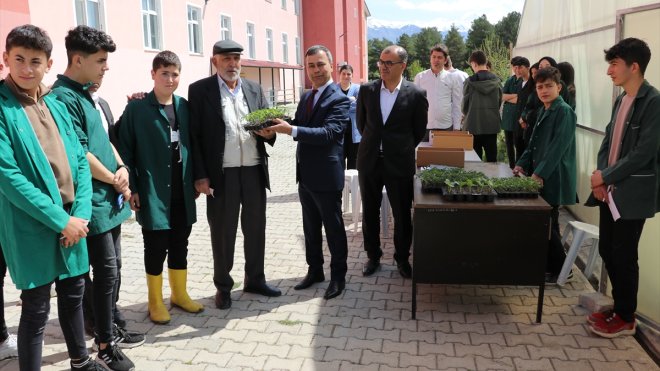 Erzincan'da öğrencilerin uygulama derslerinde ürettiği fideler satışa sunuldu