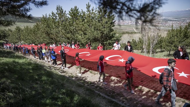 Erzurum'da gençler 11 kilometrelik bayrak yürüyüşü gerçekleştirdi