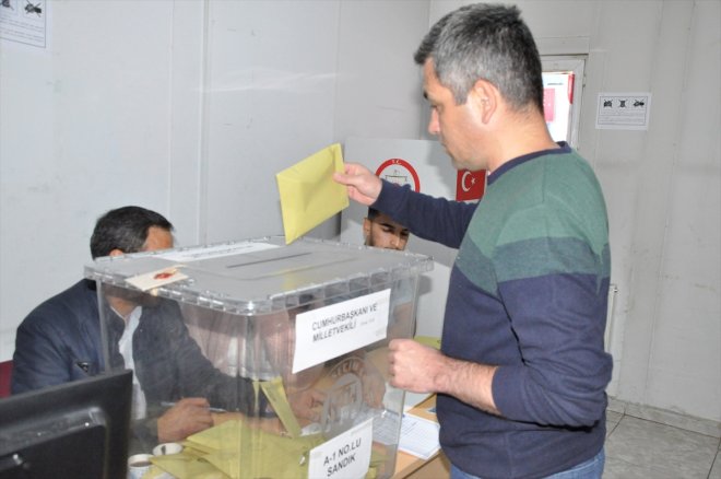 Hakkari'deki Üzümlü Sınır Gümrük Kapısı'nda oy verme işlemi sürüyor