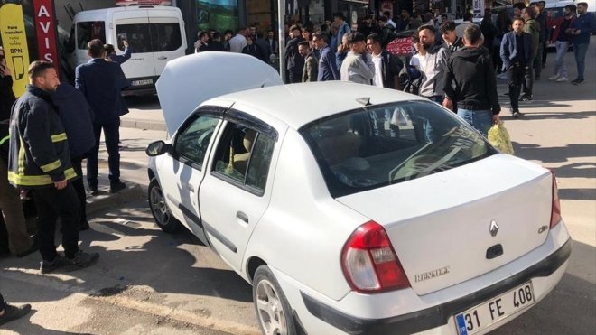 Van'da otomobile çarpan minibüs, iş yerine girdi