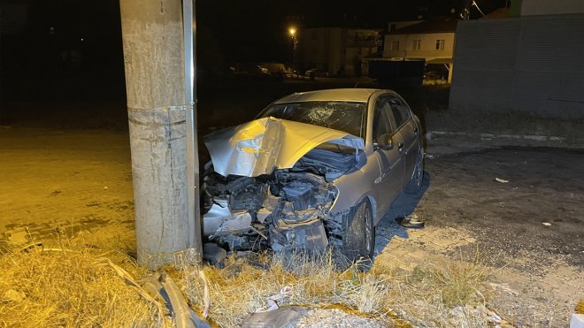 Elazığ'da direğe çarpan otomobildeki 6 kişi yaralandı