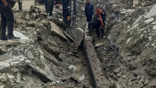 Hakkari'de 3 bin 300 rakımlı yaylada heyelan sonucu hasar gören içme suyu hattı onarıldı