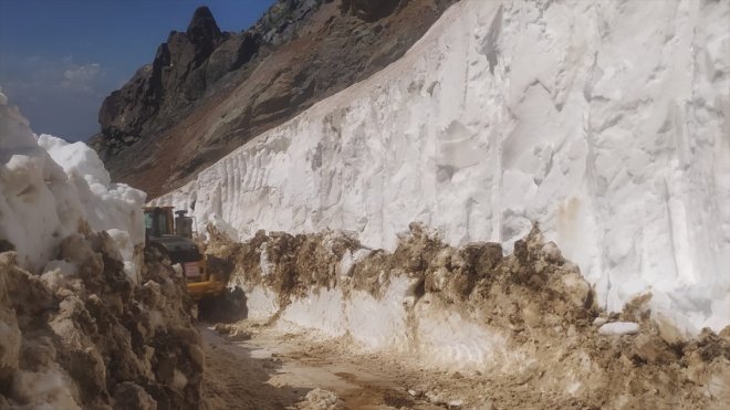 Hakkari'de ekipler kar nedeniyle kapalı olan üs bölgesi yolunu açtı