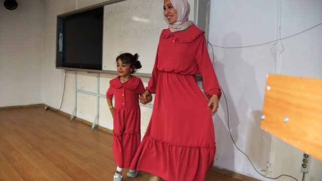 Iğdır'da kadın kursiyerler, diktikleri giysileri çocuklarıyla defilede tanıttı