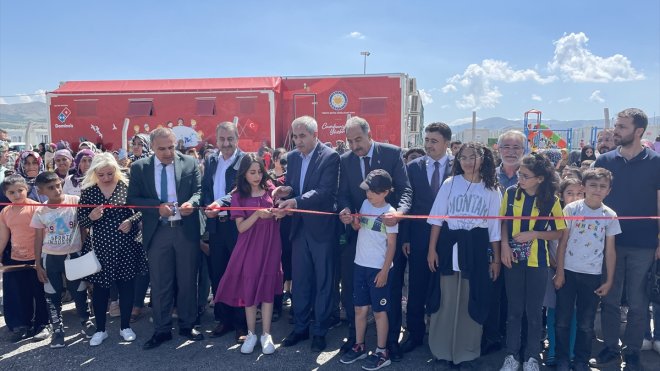 Depremzede lise öğrencisi yaşadığı konteyner kentte resim sergisi açtı