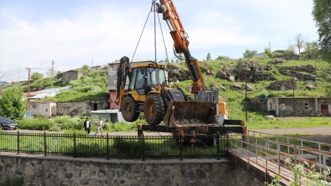 Ardahan'da yeniden alabalık yaşamı oluşması için dereden kamyonlarca çöp ve balçık çıkarıldı