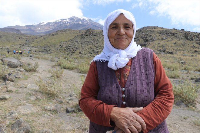 AĞRI satarak Kışın kazanç sağlıyor ördüğü - gelen turistlere Ağrı yazın Dağı