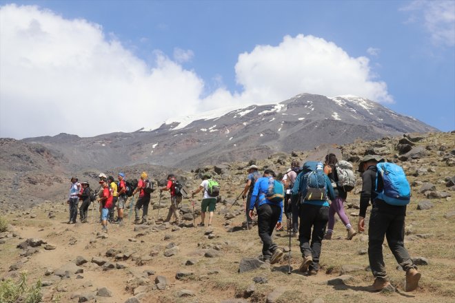 Kışın turistlere satarak Ağrı AĞRI - ördüğü kazanç çorapları gelen sağlıyor Dağı