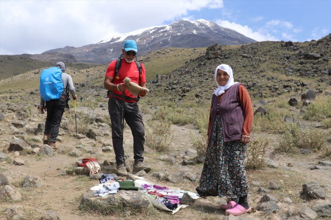 yazın Kışın turistlere - AĞRI gelen Ağrı satarak Dağı