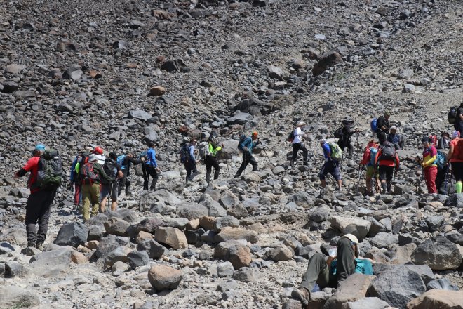 yazın AĞRI turistlere Ağrı kazanç Dağı