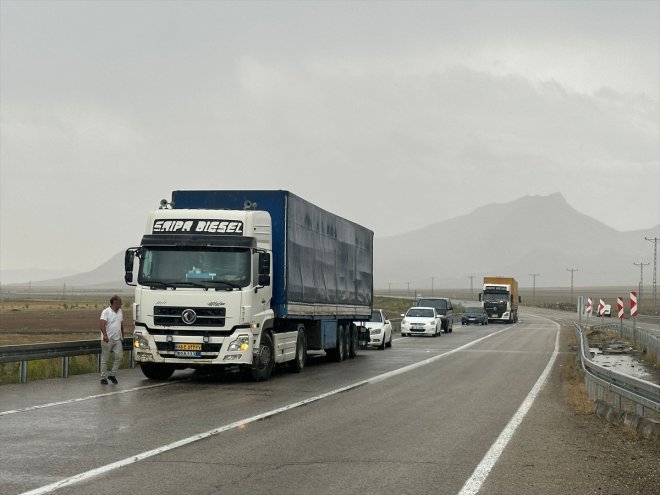 nedeniyle Türkiye-İran kara kapandı ulaşıma Sel - AĞRI yolu 2