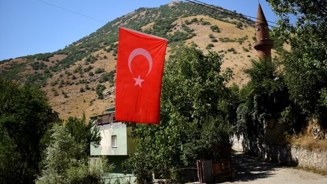 Bitlis'te Şehit Piyade Sözleşmeli Er Barlık'ın babaevine ve köyüne bayraklar asıldı