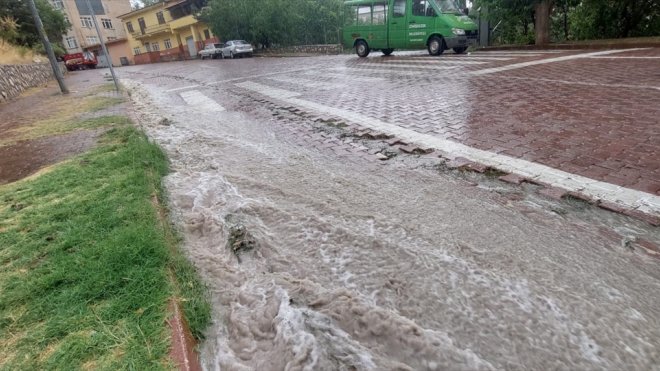 Çemişgezek'te sağanak etkili oldu