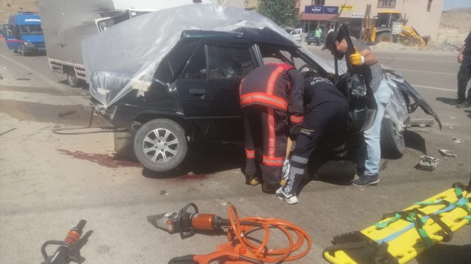 Malatya'da otomobil ile kamyonetin çarpışması sonucu 2 kişi öldü, 2 kişi yaralandı