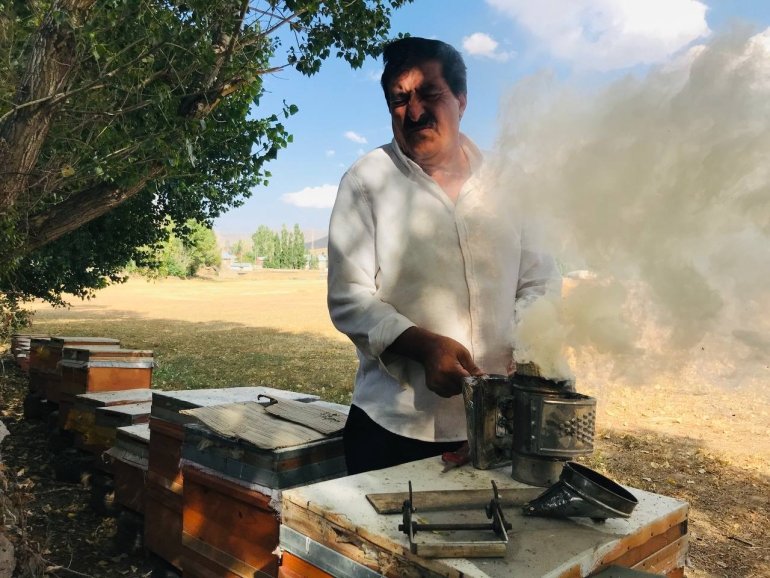 Merakla başladığı arıcılıkta, 70 kovandan binlerce kilo Gülbal üretiyor4