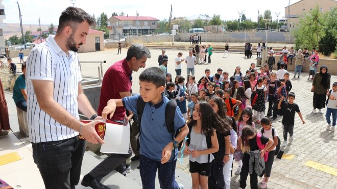 Karlıova'da ilkokuldan ortaokula geçen öğrenciler ikramlarla karşılandı