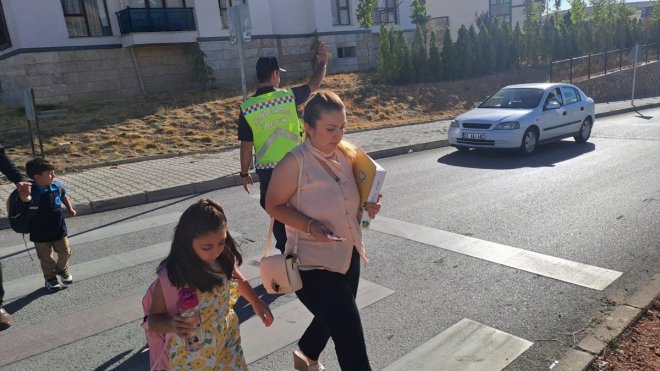 Elazığ'da jandarma okul çevrelerini ve servis araçlarını denetledi