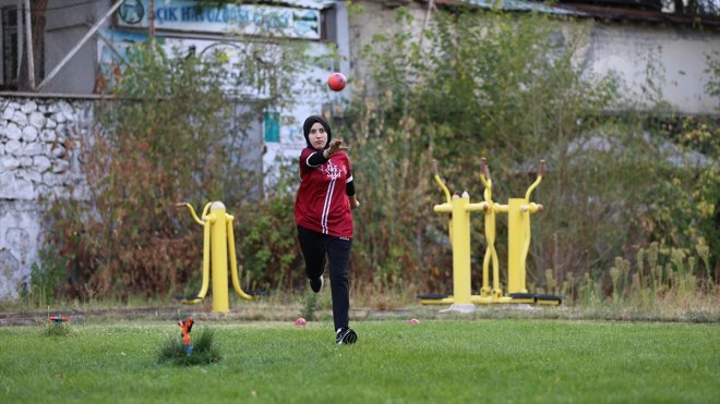 Çimde hazırlandığı dünya şampiyonasında üçüncü oldu, gözünü altın madalyaya çevirdi