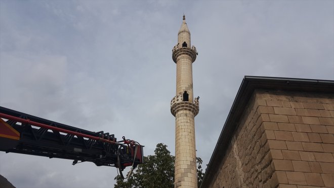 Bingöl'de yıldırım düşen caminin minaresi zarar gördü